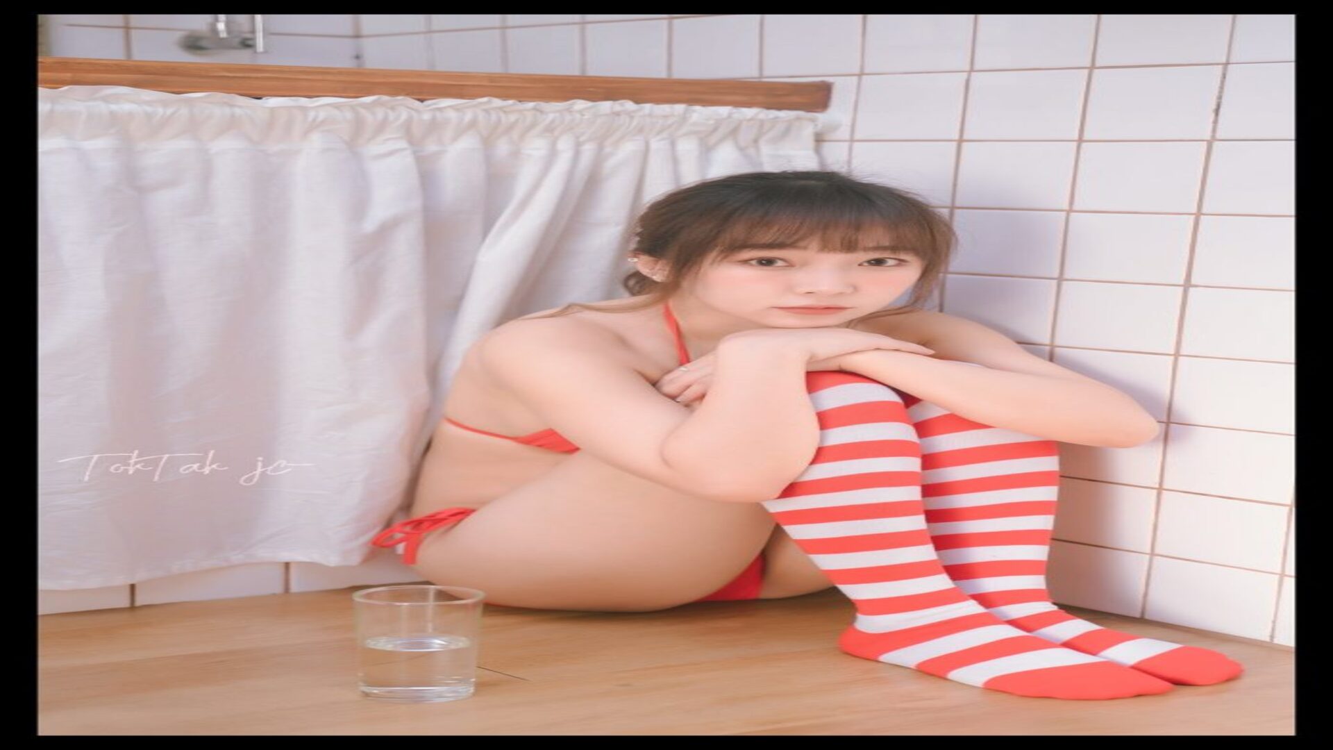 วันนี้มาดูน้อง สุนันทา เดวา ถ่ายแบบบิกินี่สีแดงสุดเร่าร้อน เธอเป็นนางแบบเซ็กซี่ ที่มาในสไตล์สาวญี่ปุ่น ดูน่ารักคิขุอาโนเนะ