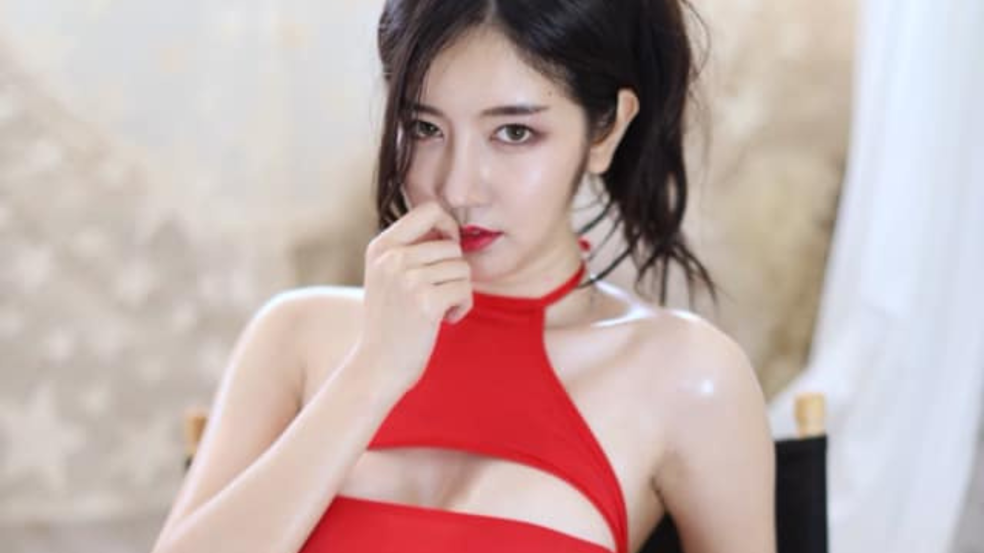 มาแนวเซ็กซี่ๆอีกเช่นเคยกับ สาวไทยใจเด็ด พร้อมชุดแดงน้อยชิ้น เห็นแล้ววาบหวิวจริงๆ