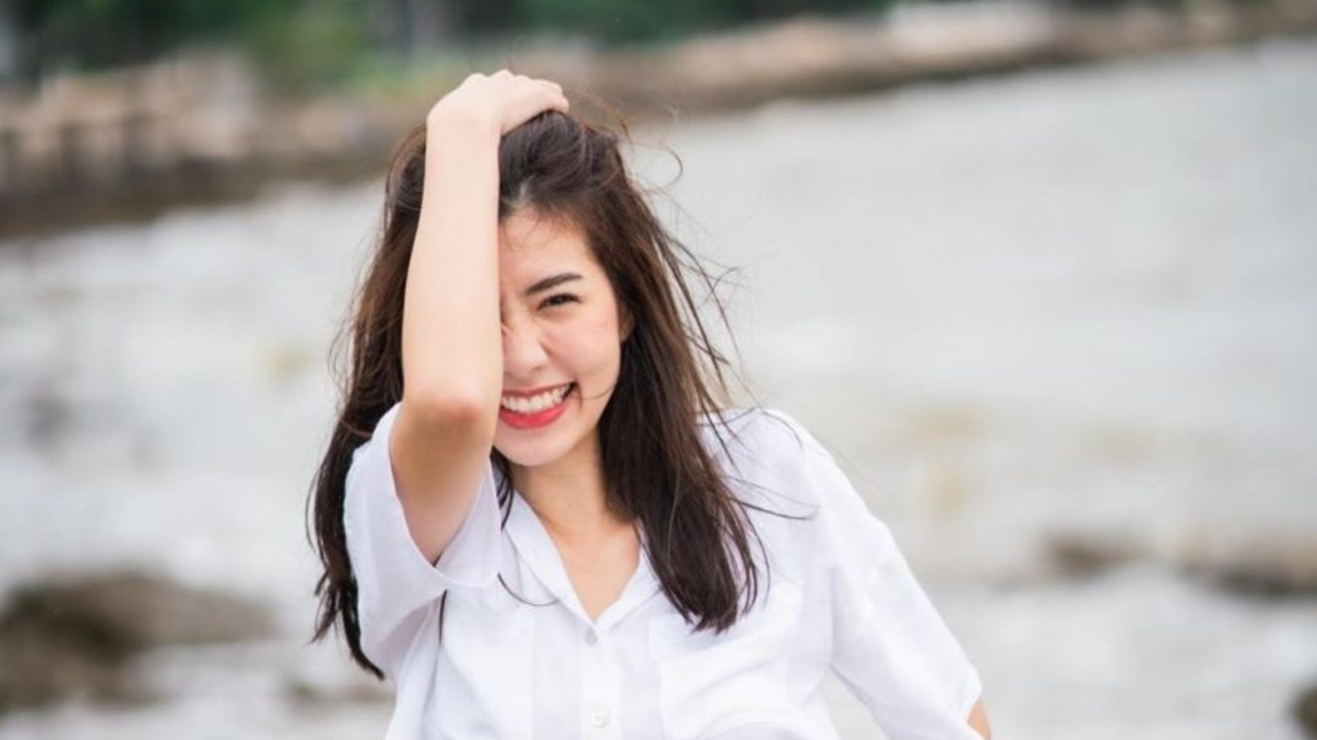 วันนี้มาส่อง มีน สรัลธร คล้ายอุดม เล่นน้ำทะเลริมชายหาด บอกเลยว่าความน่ารักของเธอมันทำให้หนุ่มๆเพ้อได้ทุกวัน เธอจบการศึกษาระดับมัธยมที่โรงเรียนสวนกุหลาบวิทยาลัยนนทบุรี และอุดมศึกษา มหาวิทยาลัยเกษตรศาสตร์ คณะบริหารธุรกิจ สาขาการตลาด