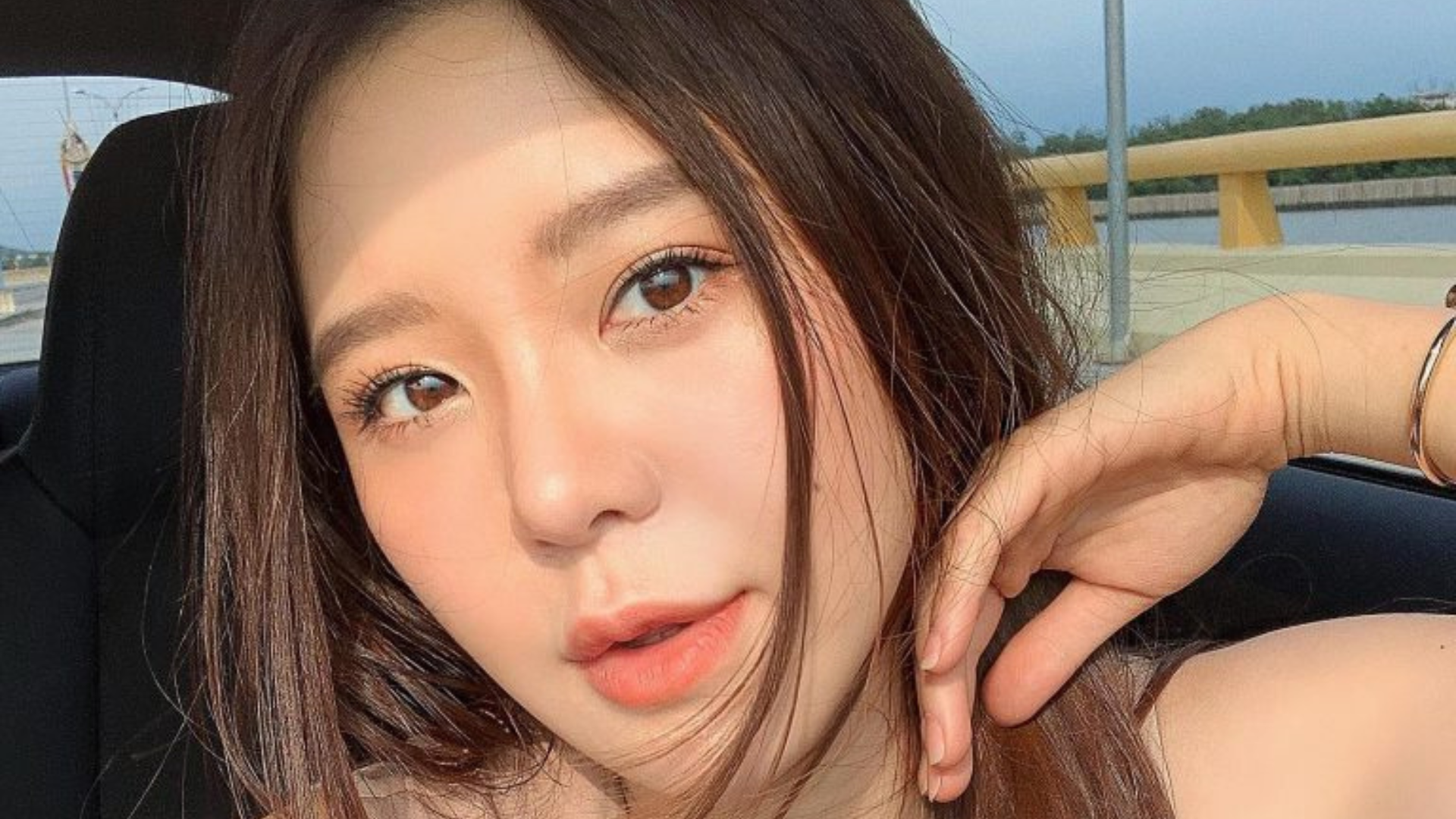 นักแสดงสาวเซ็กซี่ มายด์ ณภศศิ ในชุดว่ายน้ำโชว์ส่วนเว้าส่วนโค้ง มองตาไม่กระพริบ ก็เธอช่างหุ่นดีและขาวสว่างมากจริงๆ ไม่ดูก็ไม่ได้ นานๆจะเห็นเธอมาแนวนี้ คัดมาเน้นๆให้ดูจนลูกตาแทบกระเด็นเลยแล้วกัน