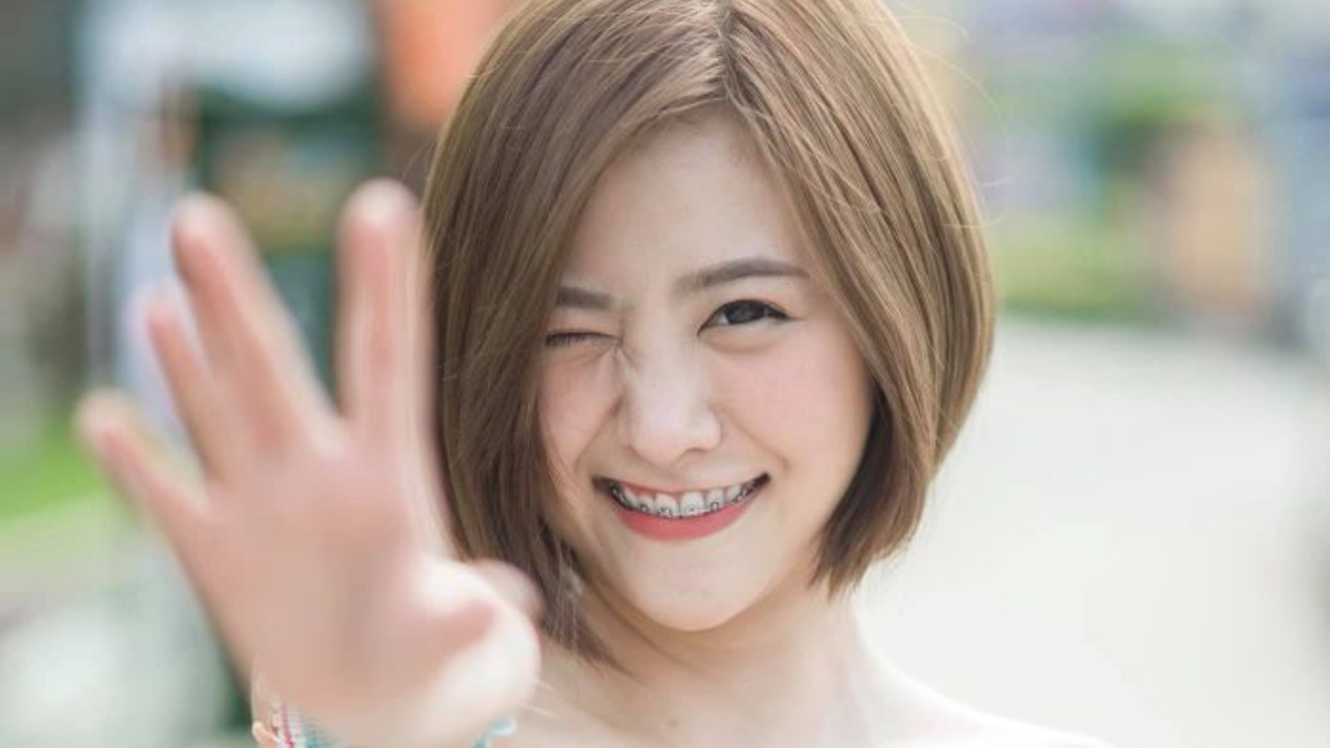 มารู้จัก น้องพลอยลี่ กนกพร โสภณทวีทรัพย์ นางแบบสาวผมบ็อบสุดน่ารัก ด้วยความเซ็กซี่ขี้เล่นของเธอ ทำให้หนุ่มๆติดตามเฟสและไอจีของเธอเป็นล้านคนเลยทีเดียว