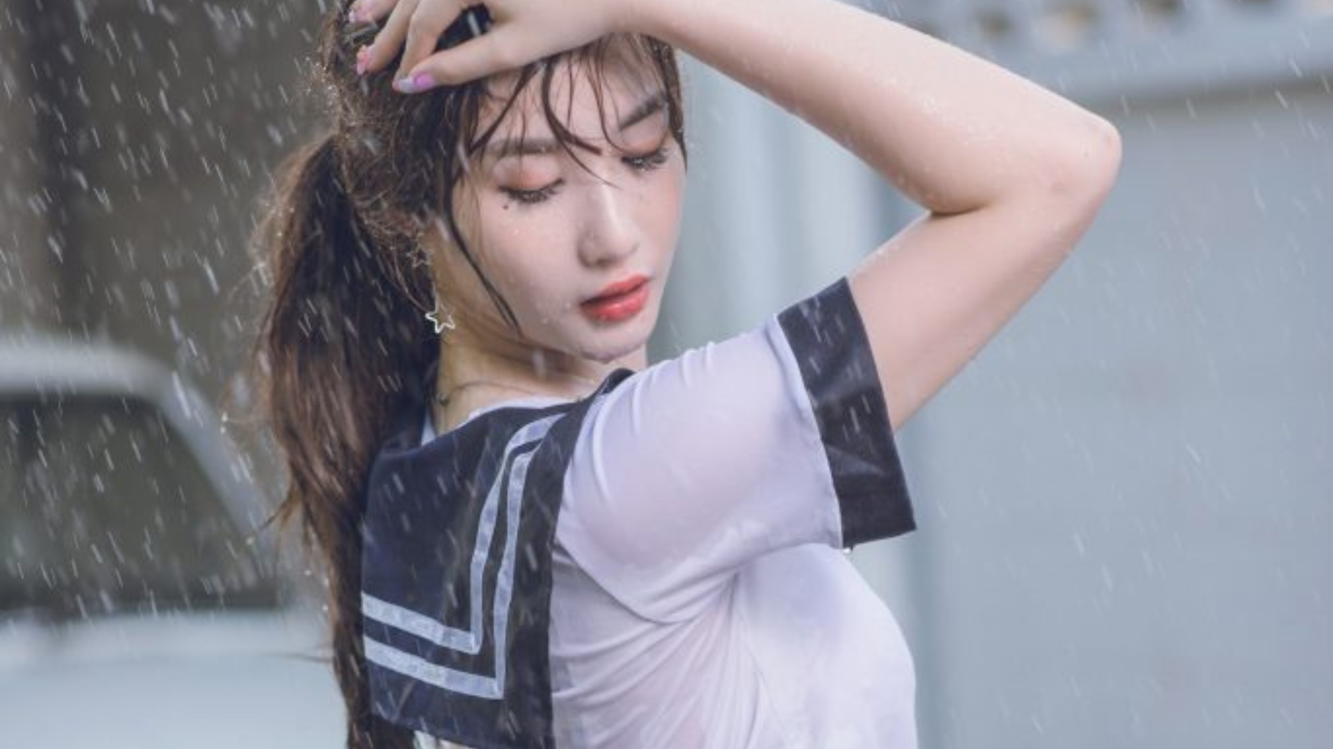 รอบนี้ไปเจอรูปเซตเด็ดจริงๆของ น้องเอแคร์ นางแบบสาวสายยั่ว ใส่ชุดนักเรียนญี่ปุ่นเล่นน้ำฝนอย่างสดชื่น แฉะไปทั้งตัวเลยทีเดียว