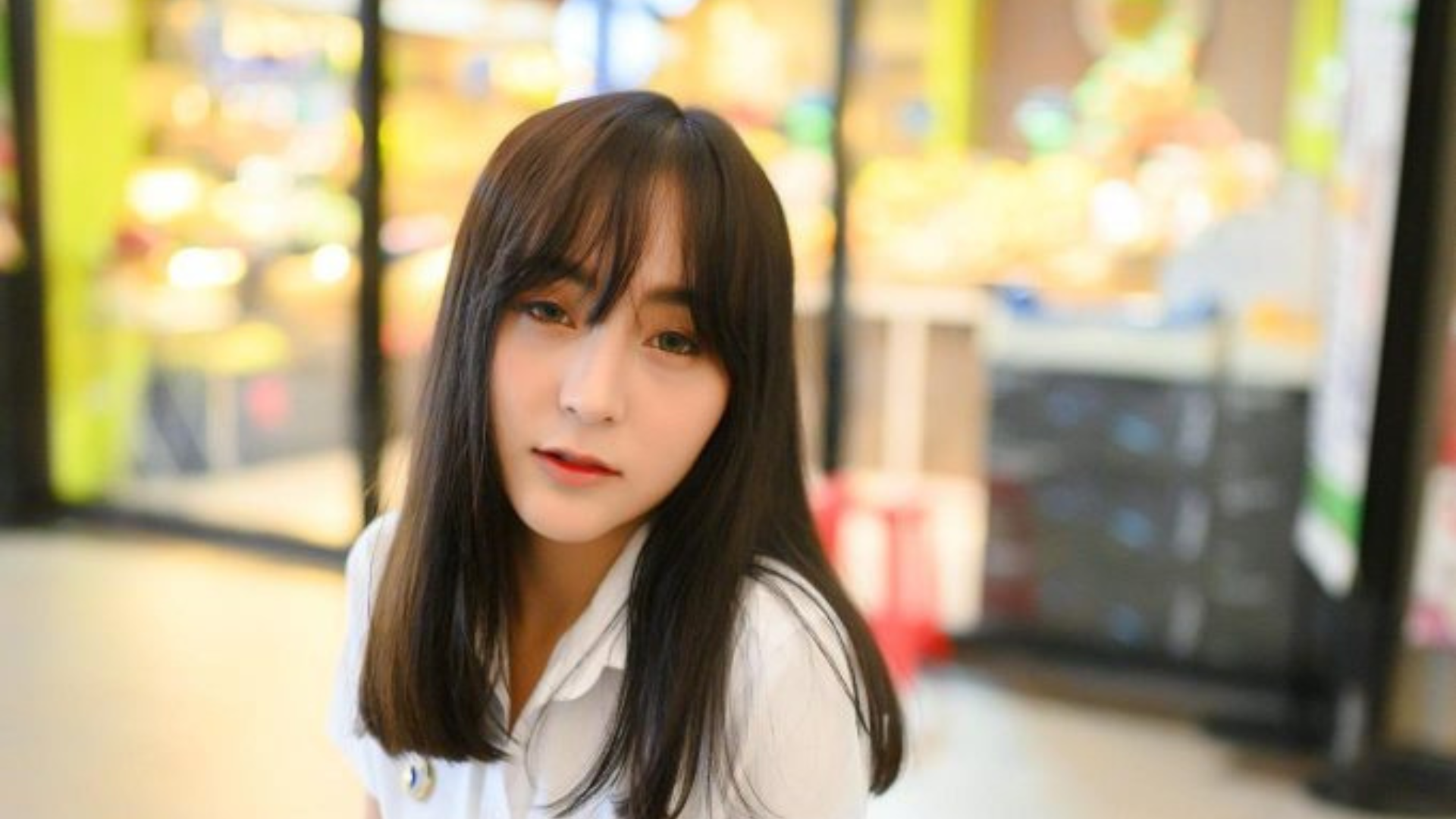 แพรวา Cmcafe มาพร้อมกับชุดนักศึกษา หน้าตาสดใสน่ารัก ที่สำคัญเธอเป็นสาวน้อย ที่ร้องเพลงเพราะอีกด้วย ไม่รักไม่ได้แล้ว