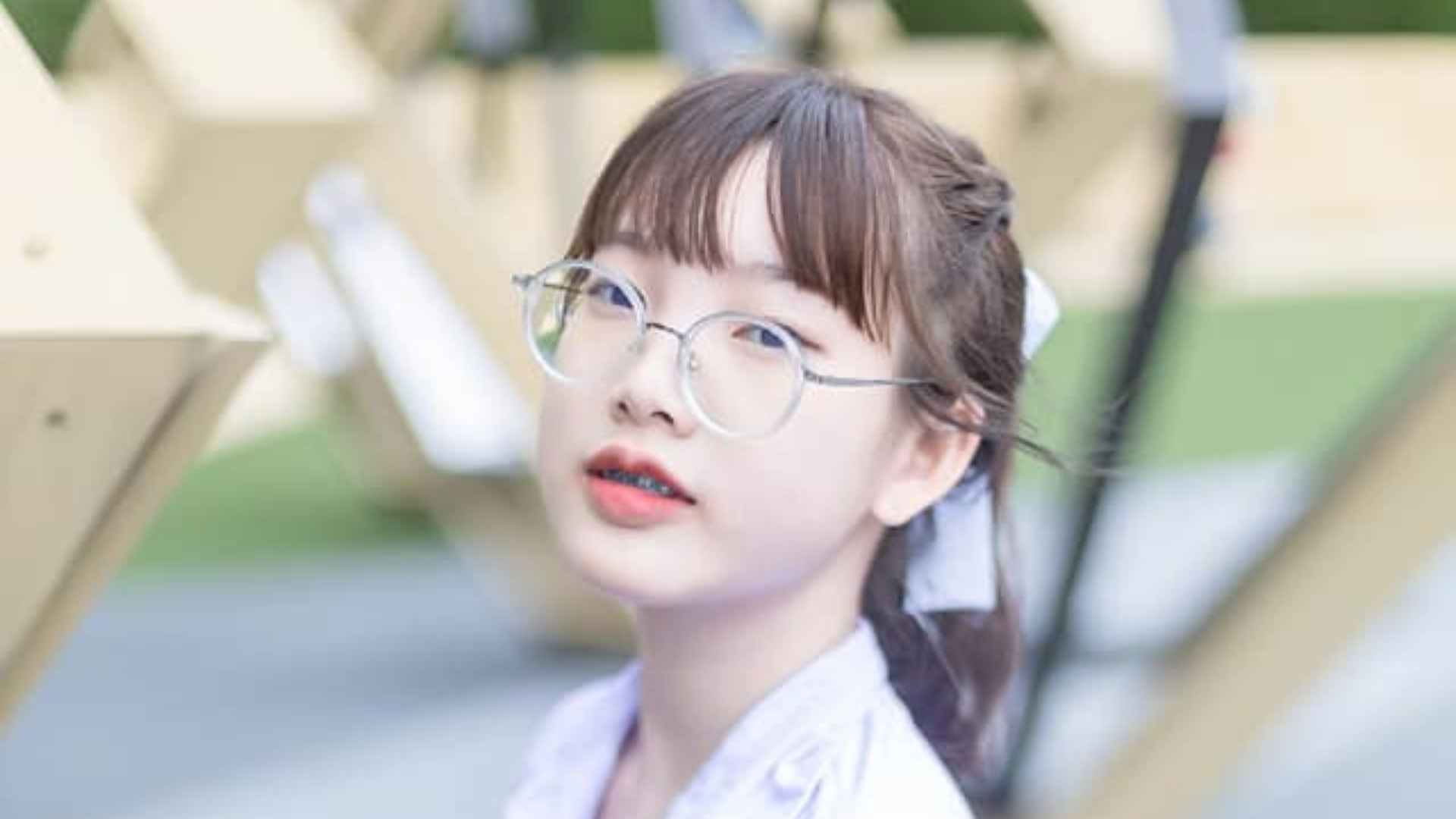 ใครที่แพ้เด็กๆใส่ชุดนักเรียนเราขอแนะนำ น้องหญิงนักเรียนน่ารัก ที่สุด เรียกได้ว่าน่ารักทะลุแว่นของน้องออกมาเลยทีเดียว เห็นแล้วใจบาง