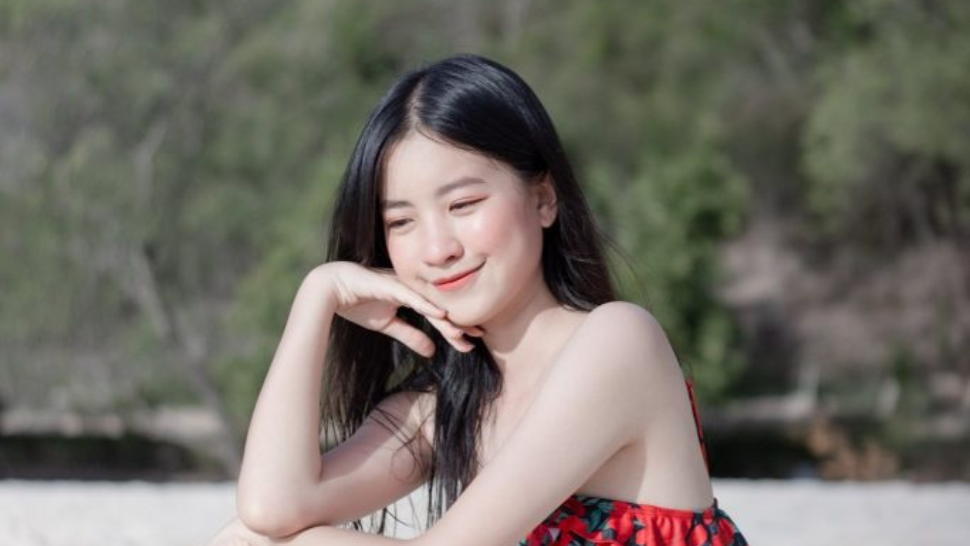 มาดูความน่ารักใสๆ ที่เห็นแล้วต้องหวั่นไหวกันไปข้างนึงกับ น้องแนน เด็กมหาลัย ม.บูรพา ที่จัดเต็มร้อยยิ้มหวานๆกับความขาวใสของเธอ ยิ่งมองยิ่งหลง