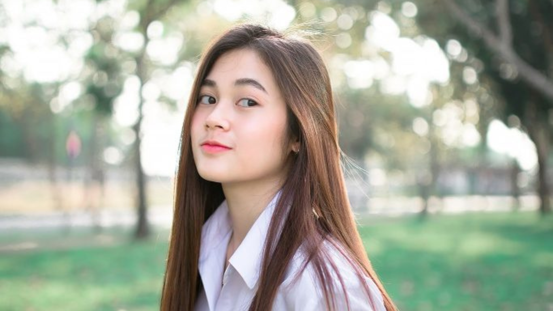 วันนี้อยากพาเพื่อนๆมาดูสาวๆ นักศึกษาน่ารัก ม.กรุงเทพ น้อง Eve ที่น่ารักๆสดใส หนุ่มๆที่ชอบสาวในเครื่องแบบคงถูกใจมิใช่น้อยเลยล่ะ