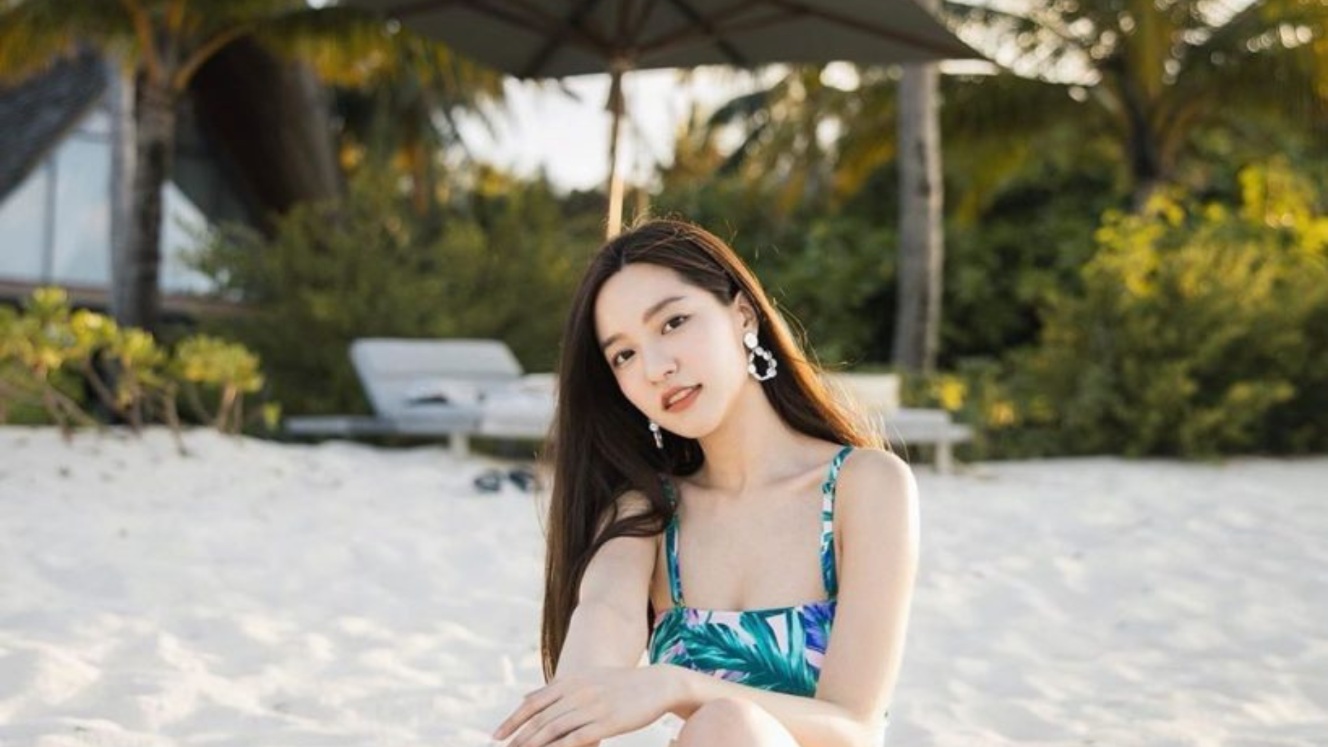 วันนี้มาดู หมอเตย หมอฟันที่ทั้งเรียนเก่ง และสวยสุดๆ เธอจบจากคณะ ทันตแพทย์ศาสตร์ จุฬา ใครว่างๆก็ติดต่อไปทำฟันกับเธอได้นะ