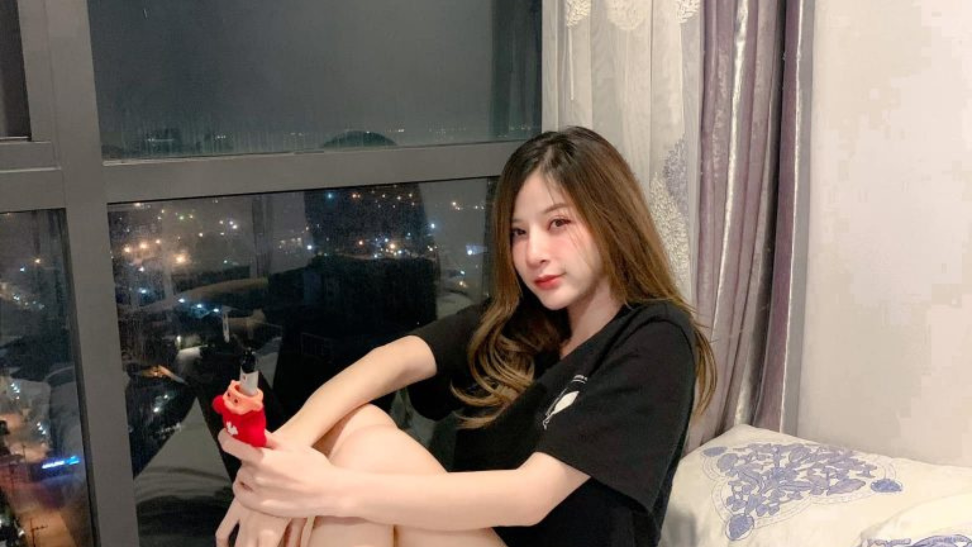 น้องเดียร์ นางแบบเซ็กซี่ หน้าสวยคม แถมยังขาวเนียนน่าหลงไหลซะเหลือเกิน มีคนติดตามเธอในเฟสและไอจีมากกว่าหลักแสนเลยทีเดียว เป็นสาวสวยในฝันหนุ่มๆอย่างไม่ต้องสงสัย