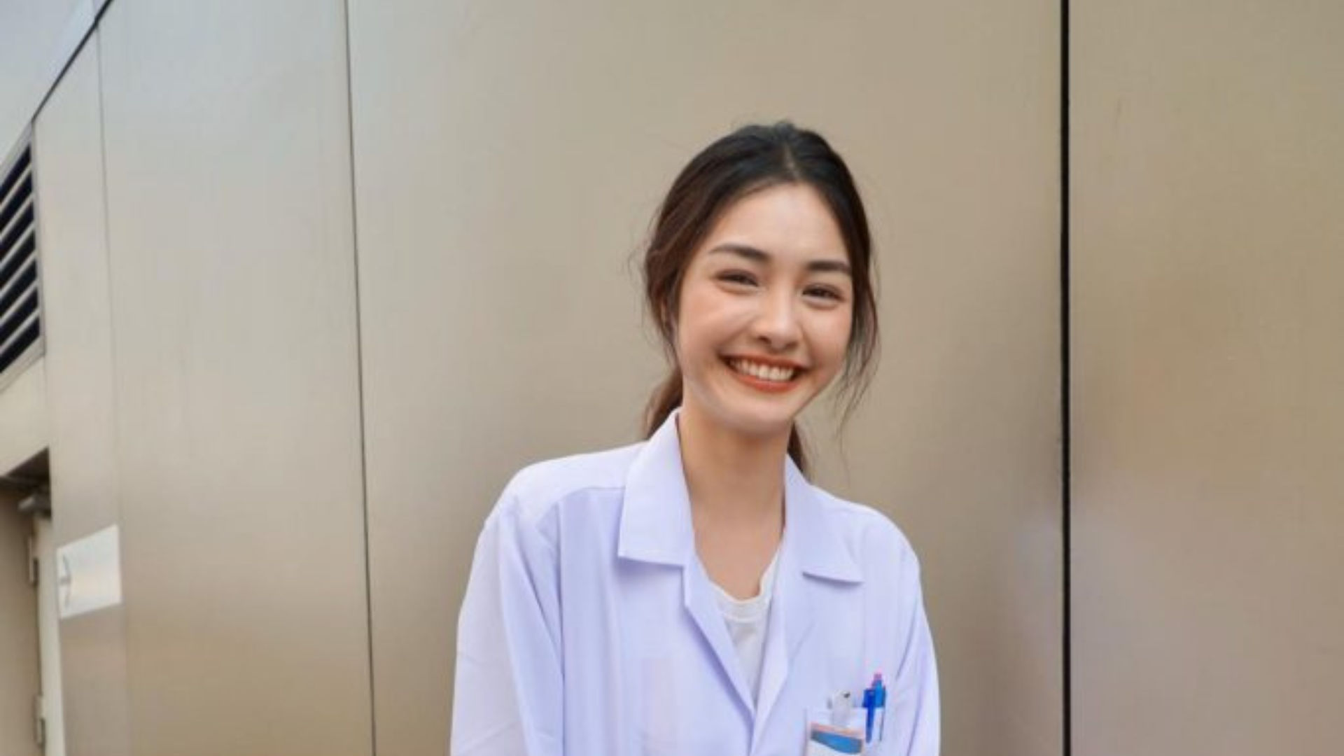 วันนี้พามาส่อง สาวสวย ใส่เสื้อกาวน์หมอ ที่ใครเห็นเป็นต้องอยากป่วยทันที ก็น่ารักซะขนาดนี้ ผู้ป่วยก็อยากมาให้เธอรักษาสิ โดยเฉพาะโรคหัวใจ