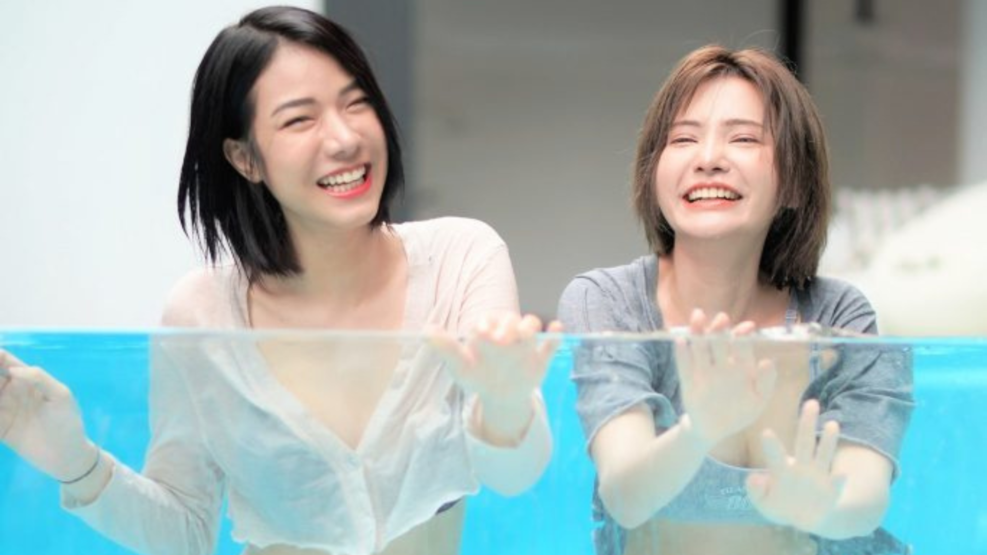 แอบดู 2 สาวๆน่ารัก มาจู๋จี๋ริมสระ เล่นน้ำกันอย่างสนุกสนาน ทำให้หนุ่มๆใจแตกกันไปข้างนึงเลยทีเดียว ถ้าอยากรู้จักเธอมากขึ้น เดี๋ยวเปิดวาร์ปให้