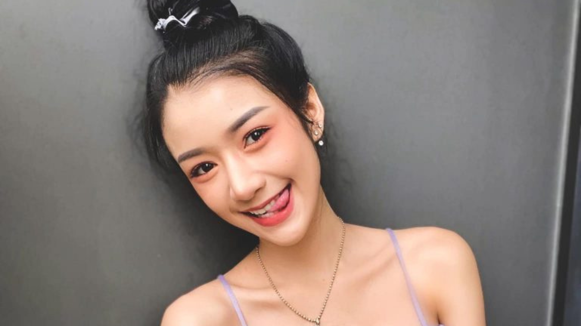 วันนี้จะพาเพื่อนๆไป เปิดวาร์ป น้องเฟิร์น เน็ตไอดอล และเป็นนักแสดงหน้าใหม่ ด้วยความที่ตัวเล็กหุ่นเพียว ที่สำคัญหน้าอกหน้าใจของเธอก็บึ๊มเกินต้าน