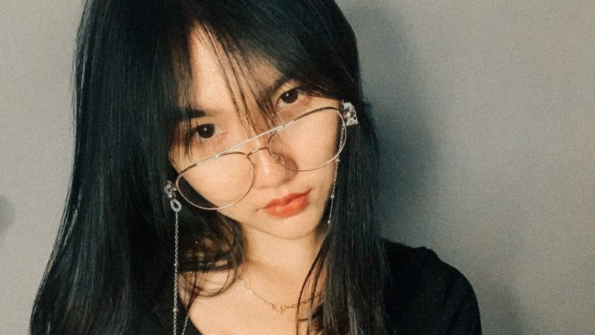 เปิดวาป สาวแว่น หน้าไม่คมแต่นมของจริง ตอนนี้เธอเป็นนักศึกษา อายุประมาณ 20 ปี เรื่องแซบๆเด็ดๆต้องยกให้น้องเขาเลยล่ะ