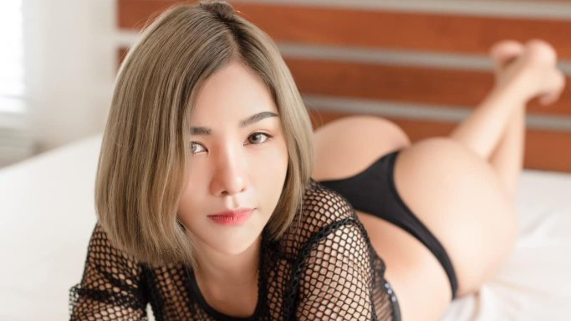 นางแบบหน้าคม จัดชุดหวิวสุดเซ็กซี่ เจอแบบนี้ก็ว้าวุ่นเลยดิ นั่งท่าถ่ายแบบอย่างแซ่บ